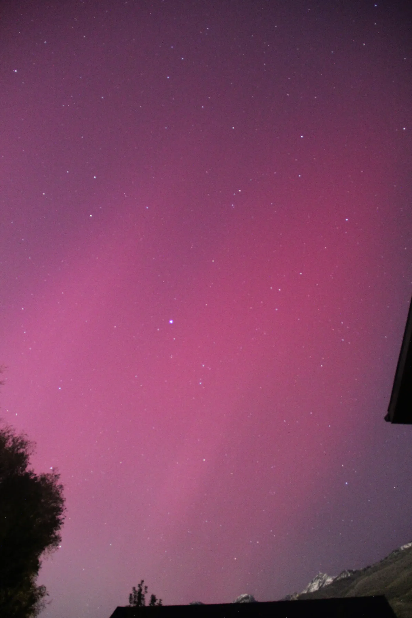 Pink aurora streaks over mountains in Utah